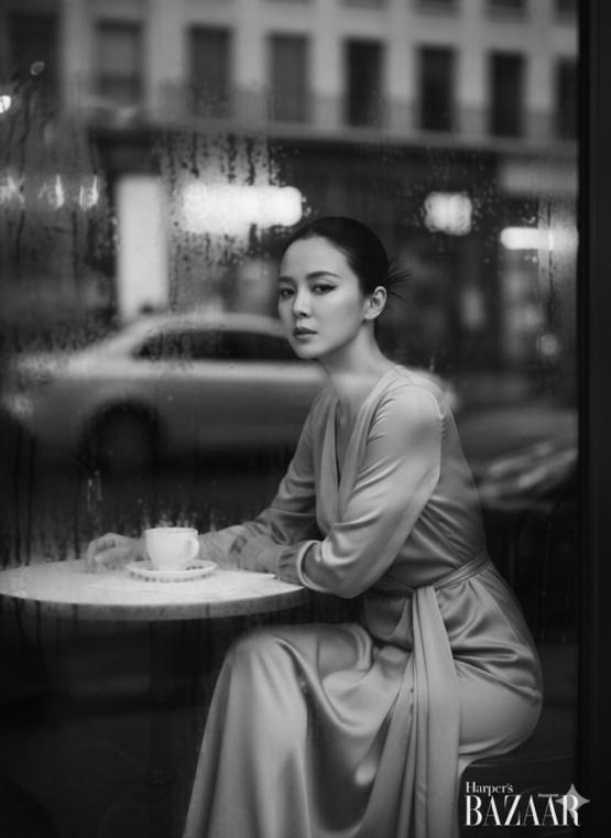 10 坐在窗前的时尚杂志照