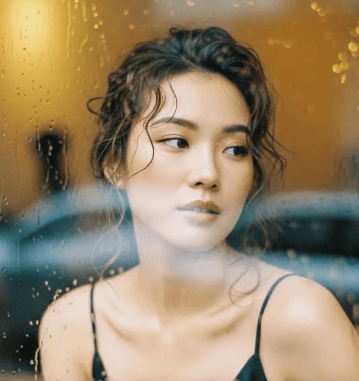 23 雨天玻璃窗女孩