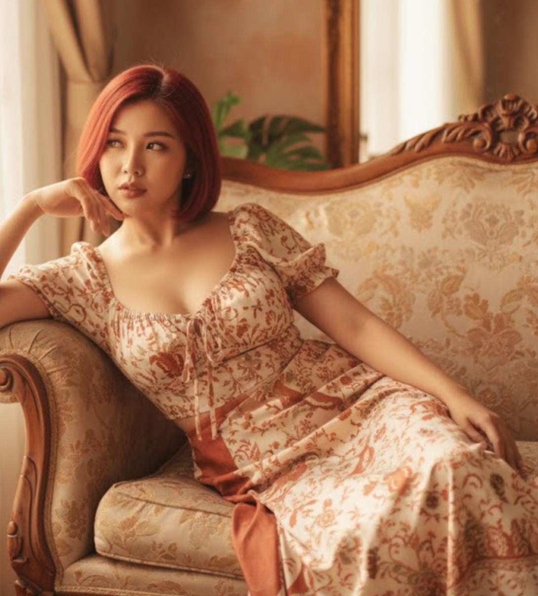 24 古典沙发与美人